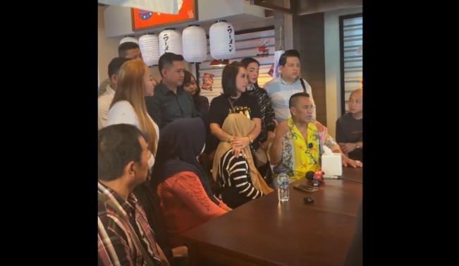 Hotman Paris dan Dwi Hartono saat memberikan bantuan kepada gadis korban pemerkosaan di Lampung. (Instagram @klanhartono)